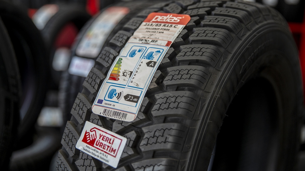 Kurala uymayan araçların sürücülerine 625 lira ceza kesilecek. Kış lastiği takmama cezası, Hazine ve Maliye Bakanlığı tarafından açıklanacak yeniden değerleme oranı çerçevesinde 1 Ocak 2020 itibarıyla güncellenecek.