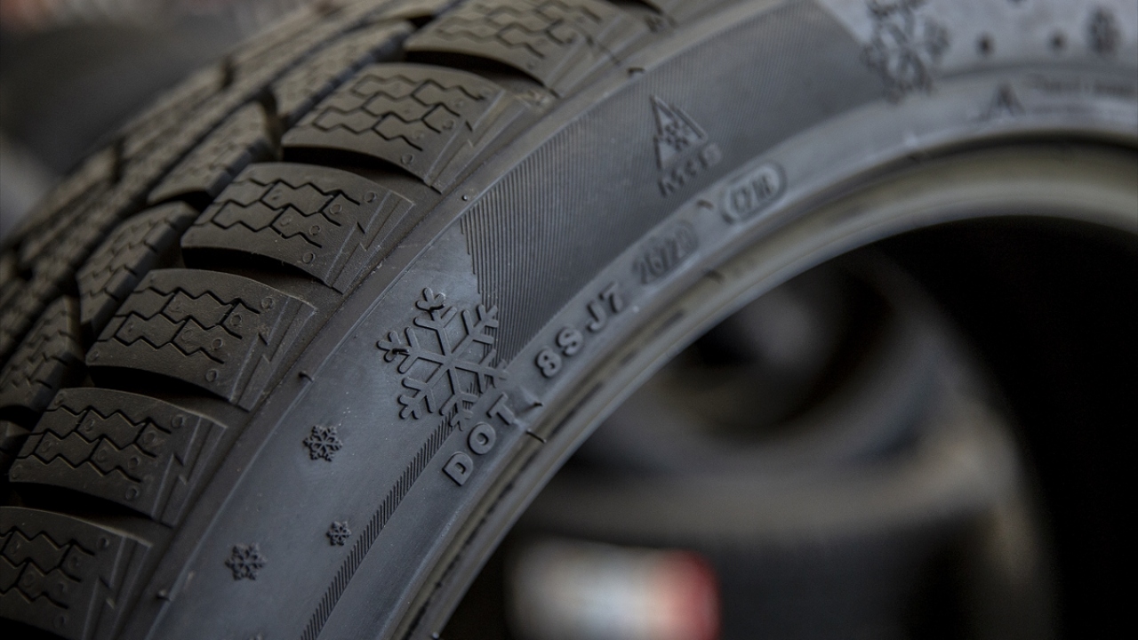 Yük ve yolcu taşımacılığı yapanlar dışındaki hususi araçlar için uygulama zorunlu değil ancak can ve mal güvenliğiyle güvenli seyahat için kış şartlarında tüm araçlarda kış lastiği kullanılması önem taşıyor. 