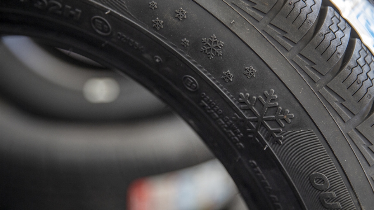 Söz konusu uygulamayla kış şartlarına göre önlemini almayan, kış lastiği olmayan araçların yolu kapatması ve insanların mağduriyete uğraması önlenmeye çalışılıyor.