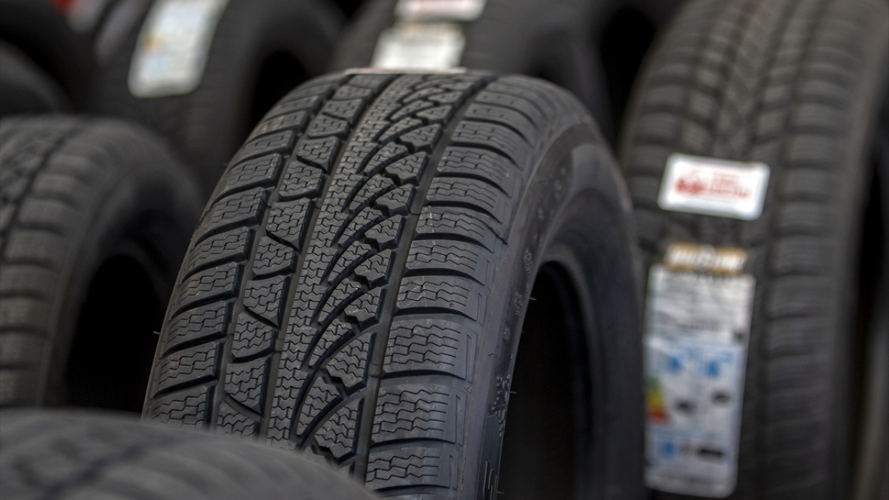 Lastikçilerin, lastik oteli hizmetinin değişim dahil ortalama 200 lirayı bulduğunu dile getiren Özürün, "10 güne kadar kış mevsimi kendini göstermeye başlayacak. Bu nedenle kış lastiklerinin değişimi son ana bırakılmamalı." dedi.