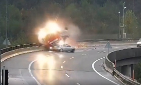 Virajı dönemeyen otomobil, TIR’ı köprüden attı