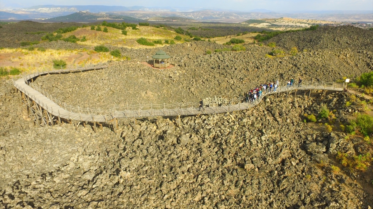 Volkan konileri ve sönmüş lav kalıntılarını gezerek inceleme fırsatı bulan bilim insanları, öğrenciler ve öğretmenler, taşlardan örnekler de toplayabiliyor. 