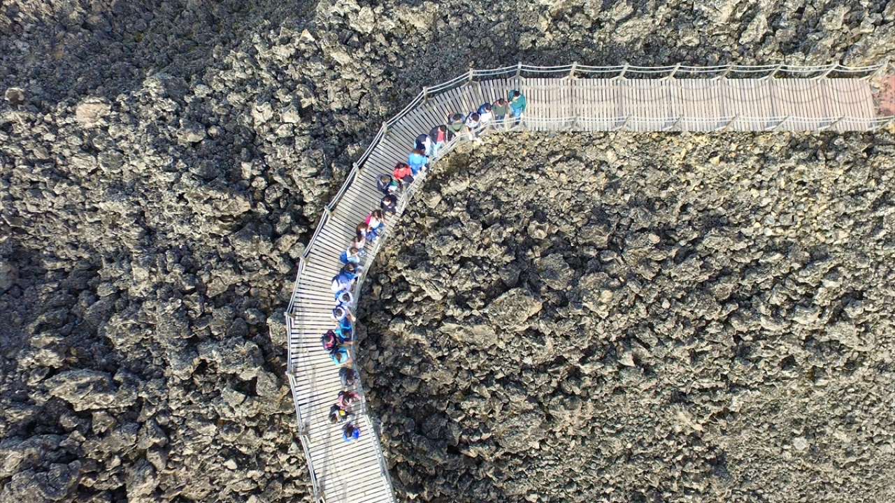 Balıkesir Üniversitesi Coğrafya Bölümü Öğretim Üyesi Dr. Erdal Gümüş de öğrencileriyle geldikleri bölgede, teorik derslerde anlattığı konuları pekiştirme fırsatı bulduklarını anlattı.