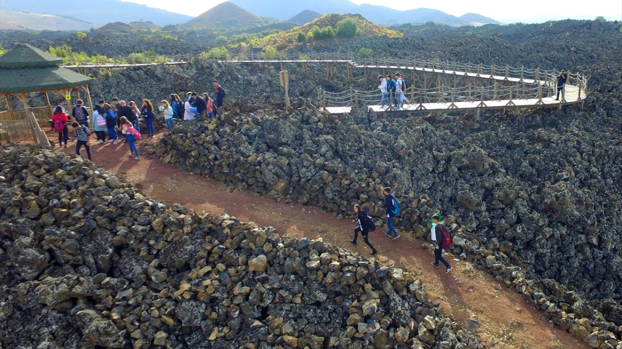 Saha düzenlemesi sayesinde, güvenlik riski olmadan volkan kraterinin ağzında gezme imkanı bulduklarını aktaran Gümüş, bölgeyi gezen öğrencilerin, hem güzellikleri keşfettiğini hem üzerinde çalıştıkları bilim dalını daha iyi kavradığını aktardı.
