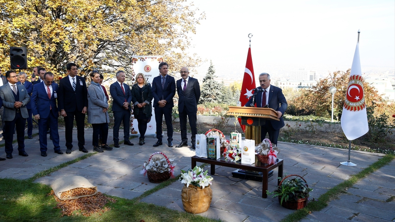 Milli Eğitim Bakanlığı`nın "Tohumdan Fidana Kurtuluş Öyküsü" adı altında bir proje yürüttüğünü dile getiren Kumbuzoğlu, bakanlığa, Ankara İl Milli Eğitim Müdürlüğüne ve Orman Genel Müdürlüğü`ne katkılarından dolayı teşekkür etti.