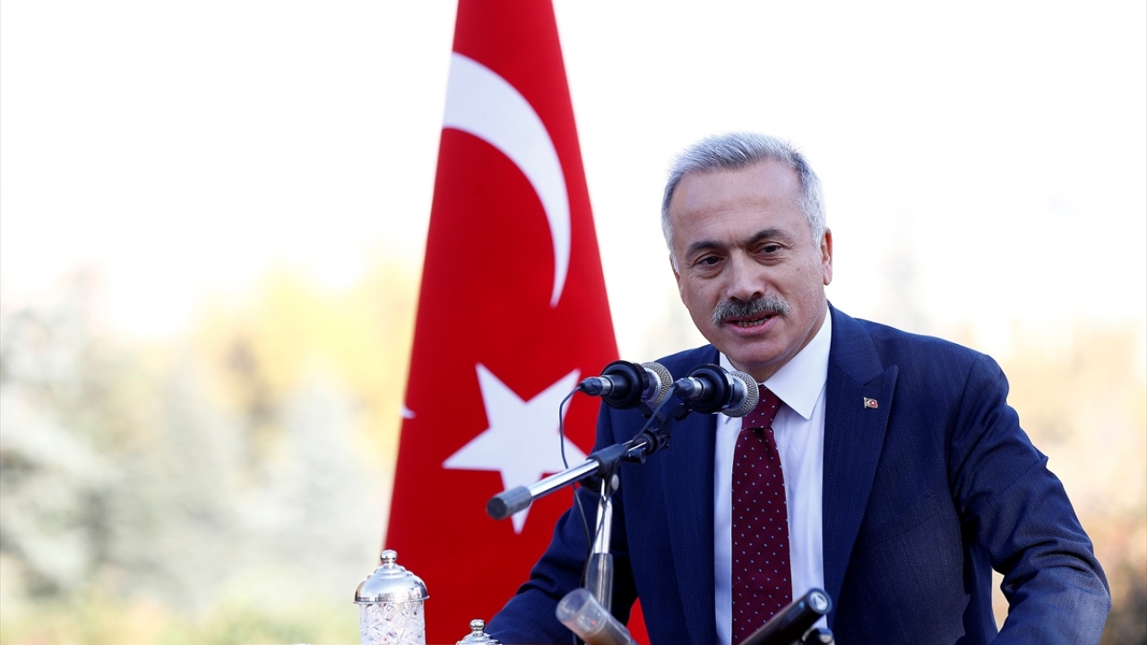 Çocukların palamut toplandığı etkinlikte konuşan Kumbuzoğlu, geleneksel hale gelen etkinliğe 2012`de start verdiklerini belirtti.