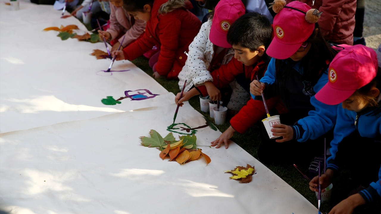 Etkinliğe katılan çocuklar ağaçlardan dökülen yaprakları boyayarak resim baskısı da yaptı.
