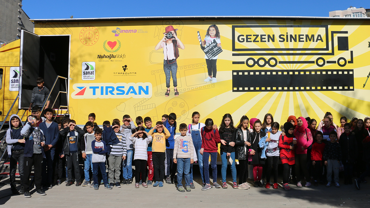Kültür ve Turizm Bakanlığınca, Milli Eğitim Bakanlığı ile Sanat İçin Yola Çık Kültür ve Sanat Derneği iş birliğinde özel olarak üretilen "Gezen Sinema Tırı" yaşadığı il ve ilçelerde sinema bulunmayan çocuklara ulaşmak için seyrini sürdürüyor.