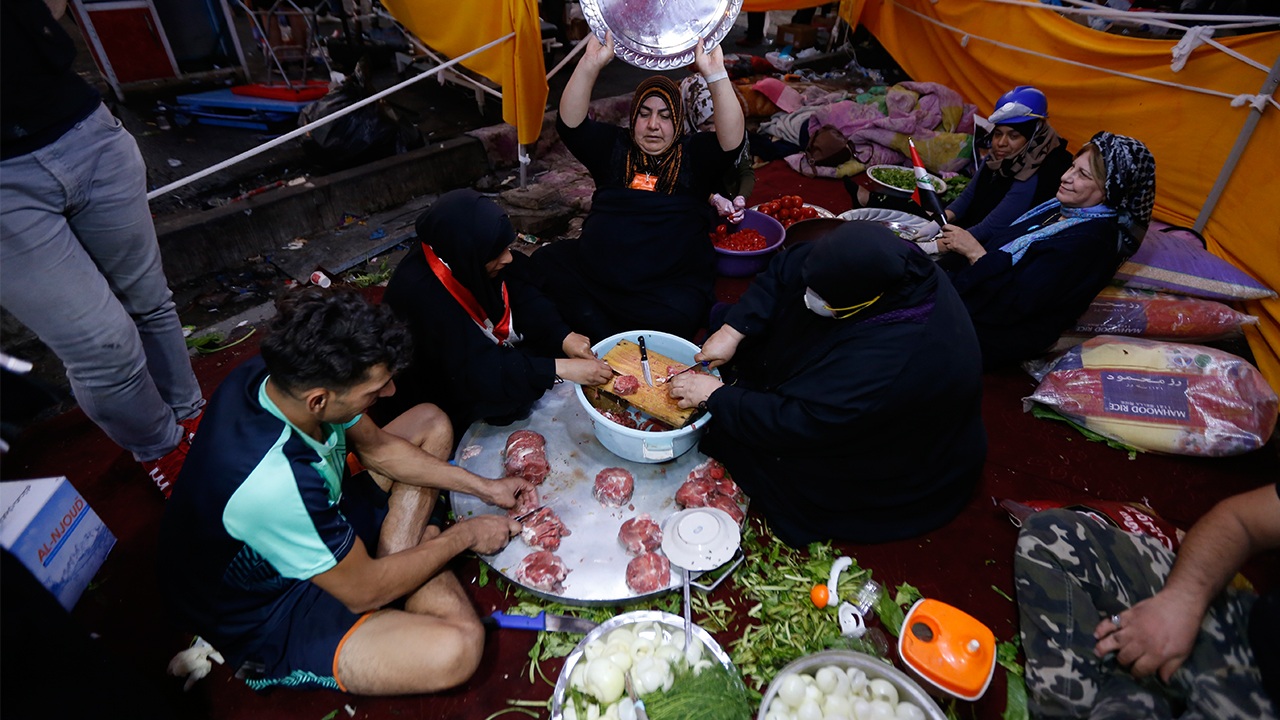 Iraklı kadınlar, Tahrir Meydanı`nda gönüllü hizmet vererek gösterilere destek oluyor.