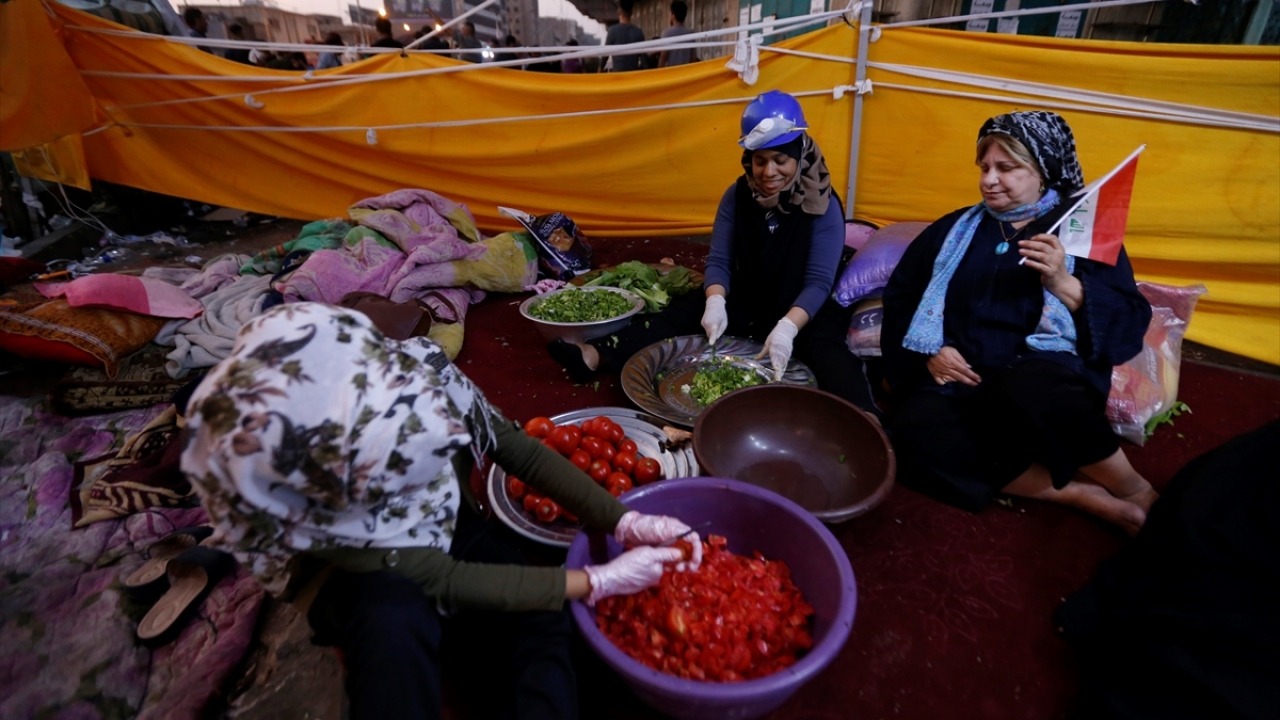 Gösterilerin merkezi konumundaki Tahrir Meydanı`nda kadınlar, yemek yaparak, çamaşır yıkayarak ve tıbbi müdahalede bulunarak göstericilere destek veriyor.