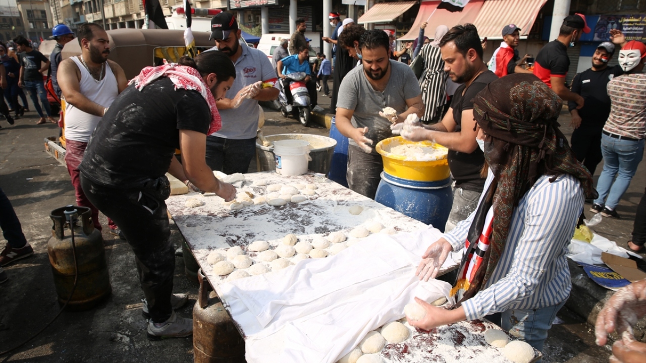 Protestoların ön saflarında ise genç kadınlar yer alıyor. Güvenlik güçlerinin müdahalesi sonucu yaralanan protestoculara ilk müdahaleyi gönüllü kadın doktor ve hemşireler yapıyor.
