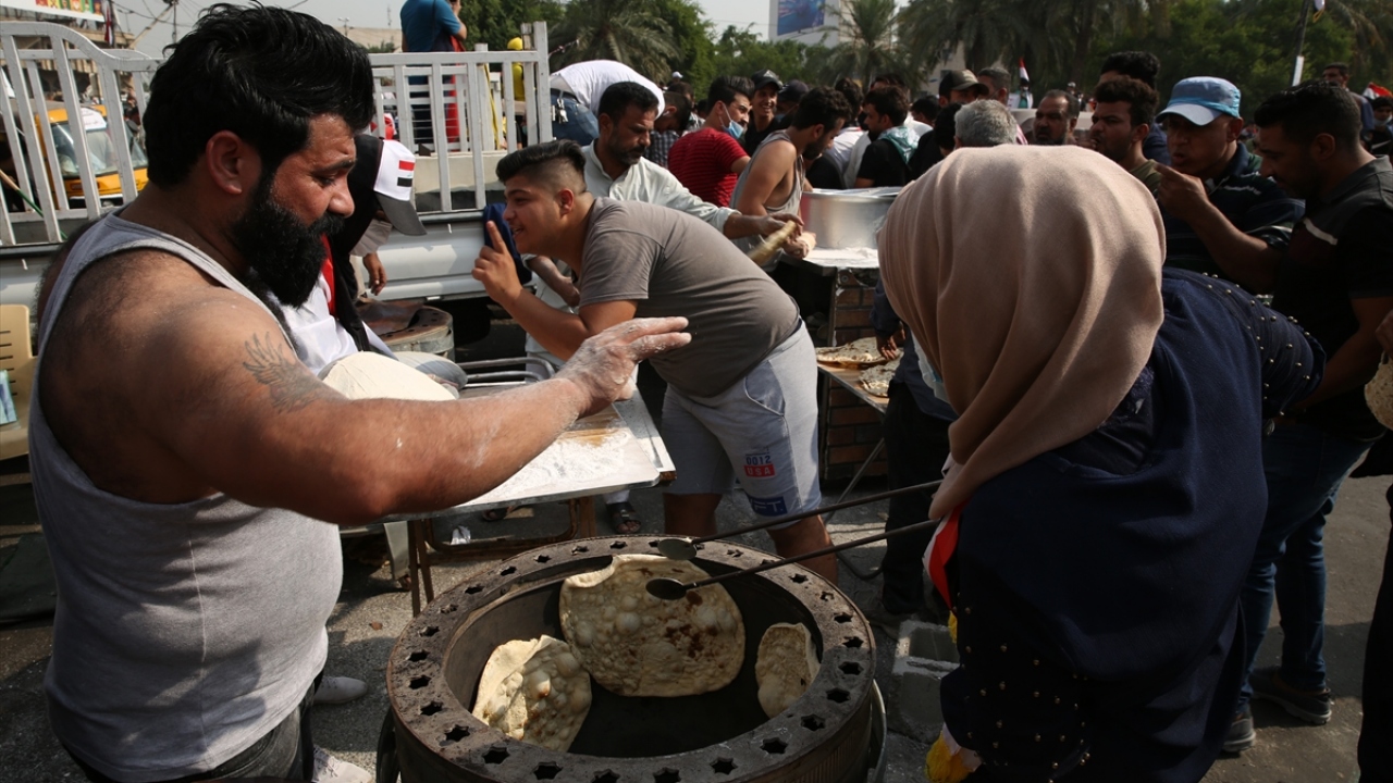 Tahrir Meydanı`nda Selime Um Ali ise evinden getirdiği çamaşır makinesiyle göstericilerin çamaşırlarını yıkıyor.