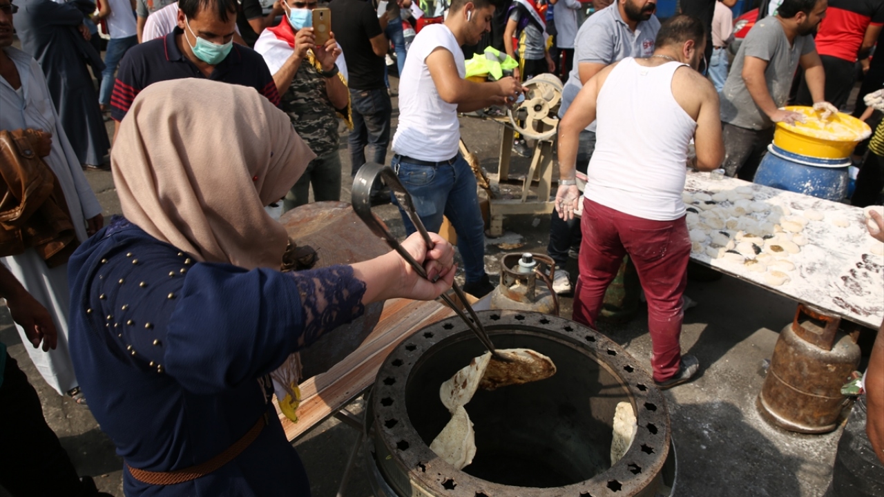 İki oğlunun gösterilerin başladığı ilk günden beri Türk lokantasında olduğunu belirten Um Ali, hem onların yanında olmak hem de ülke insanına hizmet etmek için Tahrir Meydanı`na geldiğini anlattı.