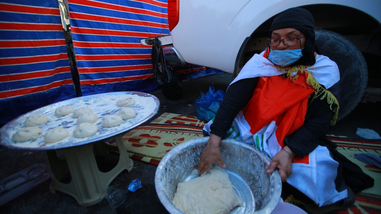 Yoğurduğu hamurdan göstericiler için her gün yüzlerce ekmek pişirdiğini dile getiren 64 yaşındaki Um Ali el-Vaili, "Hepimiz tek bir evin evlatlarıyız. Bizi vatanımız Irak bir arada tutuyor." dedi.