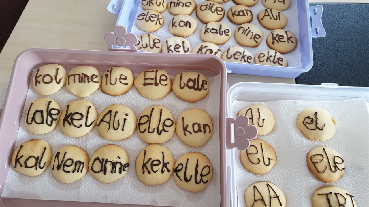 Velilerden Fatma Demircioğlu da uygulamayla çocuğunun hem sağlıklı beslendiğini hem de okuma yazmayı öğrendiğini belirtti.