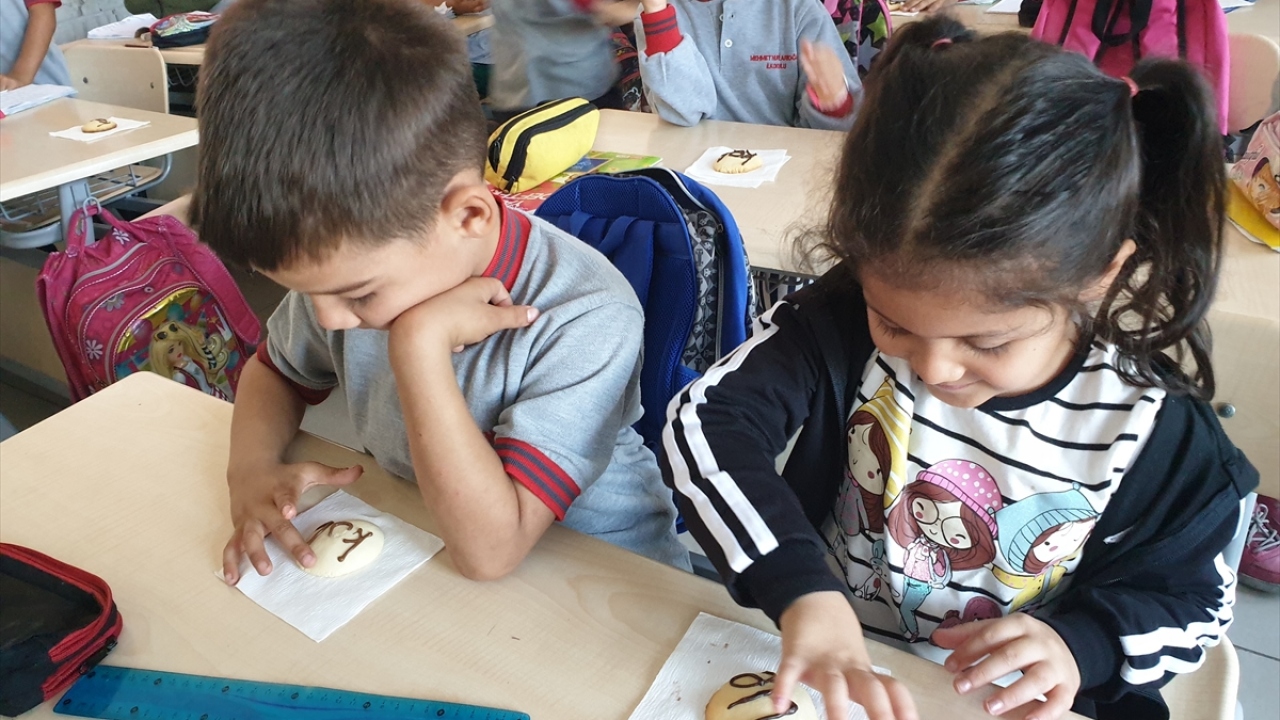 Öğrencilerden Efe Yiğit, öğretmeninin verdiği kurabiye üzerindeki yazıyı okuduktan sonra afiyetle yediğini anlattı. 