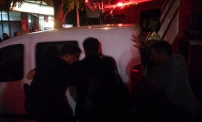 İtfaiyenin yolunu kapatan aracı mahalleli el birliğiyle kaldırdı