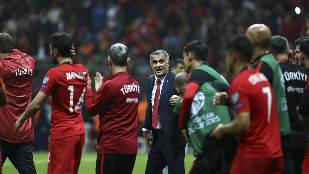 Maç sonu milli takım futbolcuları sevinçlerini taraftarlarla paylaştı.