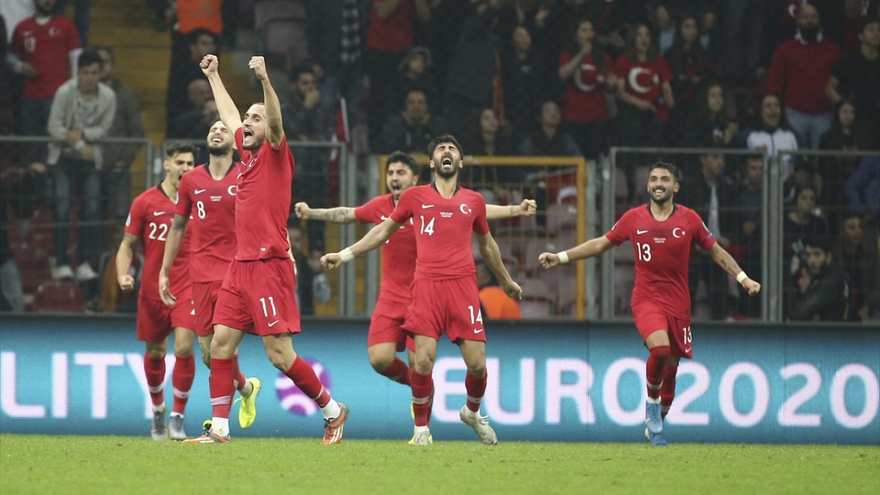 Elemelerde Türkiye, Fransa, İngiltere ve Çekya EURO 2020`ye katılmayı garantiledi.