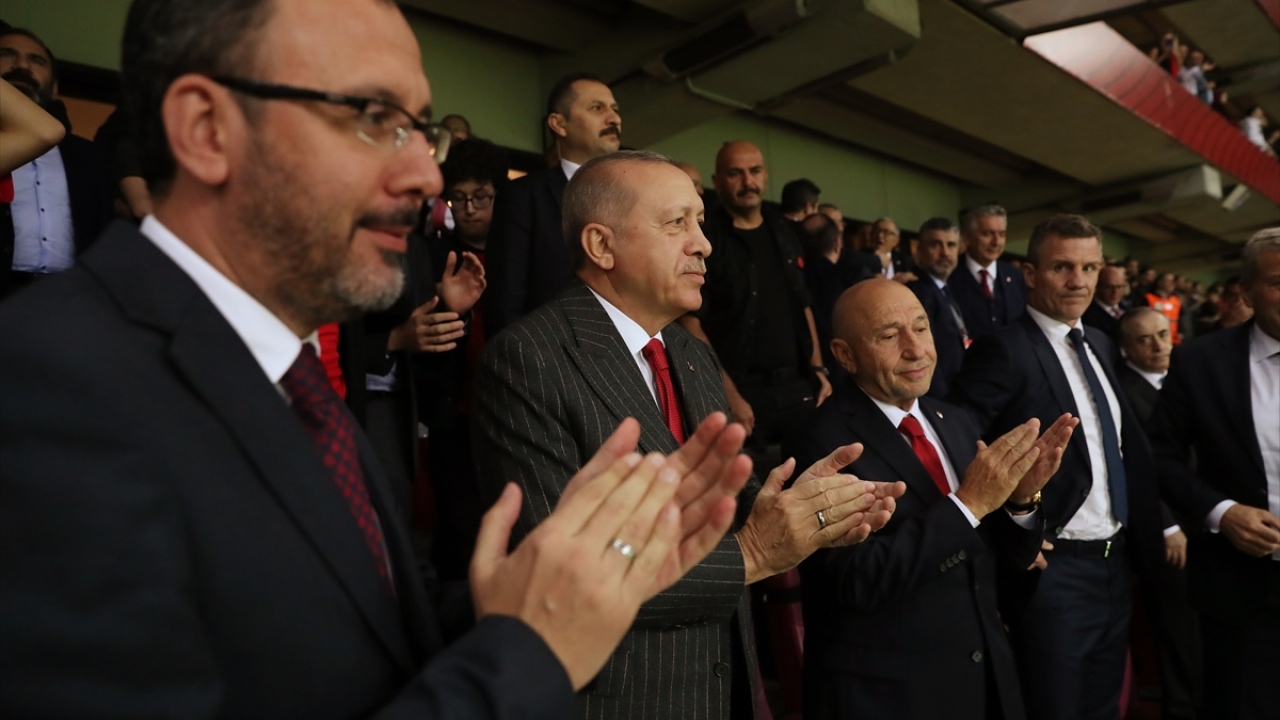 Cumhurbaşkanı Recep Tayyip Erdoğan (sol 2), Türk Telekom Stadı`na A Milli Futbol Takımı`nın 2020 Avrupa Şampiyonası Elemeleri`nde İzlanda ile yaptığı maçı izledi. 