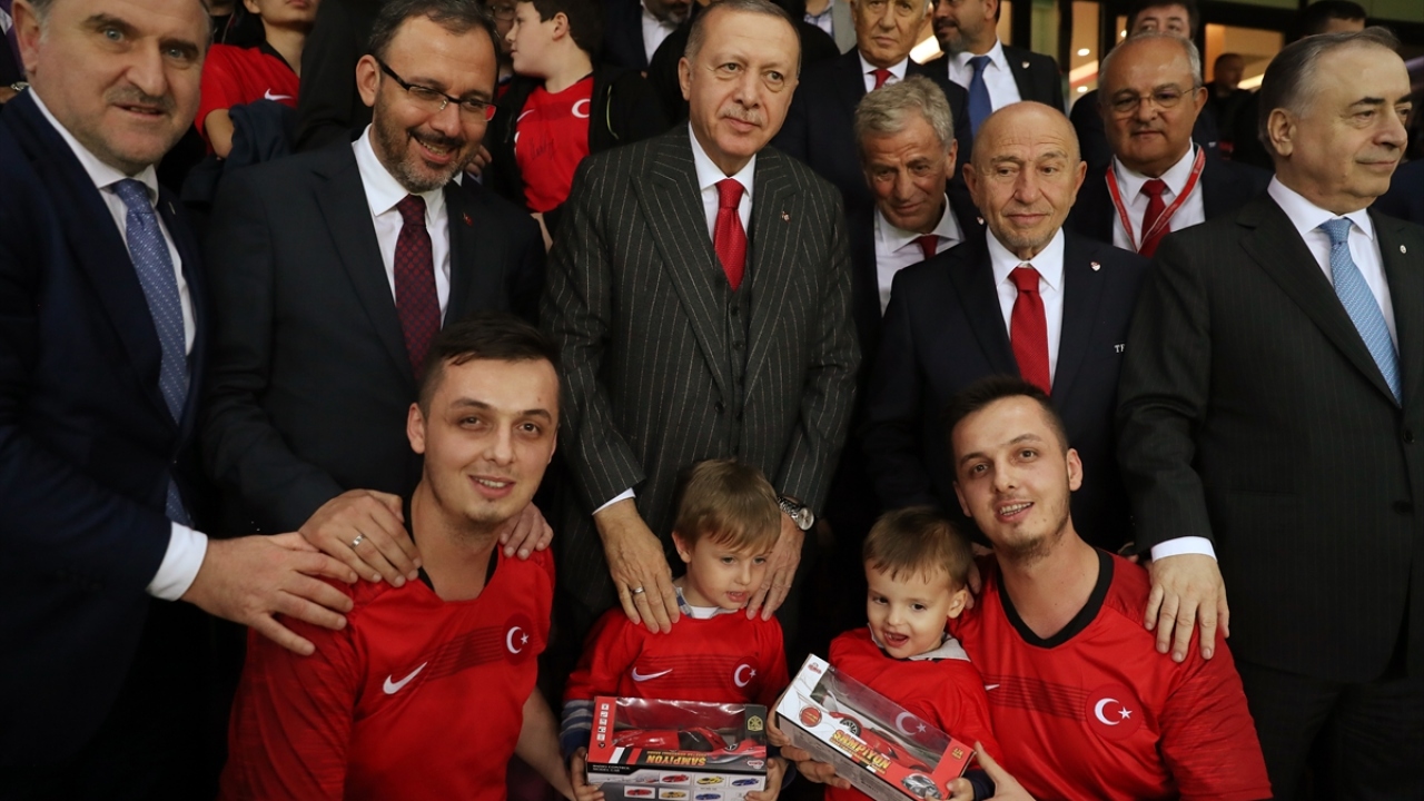 Cumhurbaşkanı Erdoğan`a Gençlik ve Spor Bakanı Mehmet Muharrem Kasapoğlu (sol 2) ile Türkiye Futbol Federasyonu Başkanı Nihat Özdemir de (sağ 2) eşlik etti.