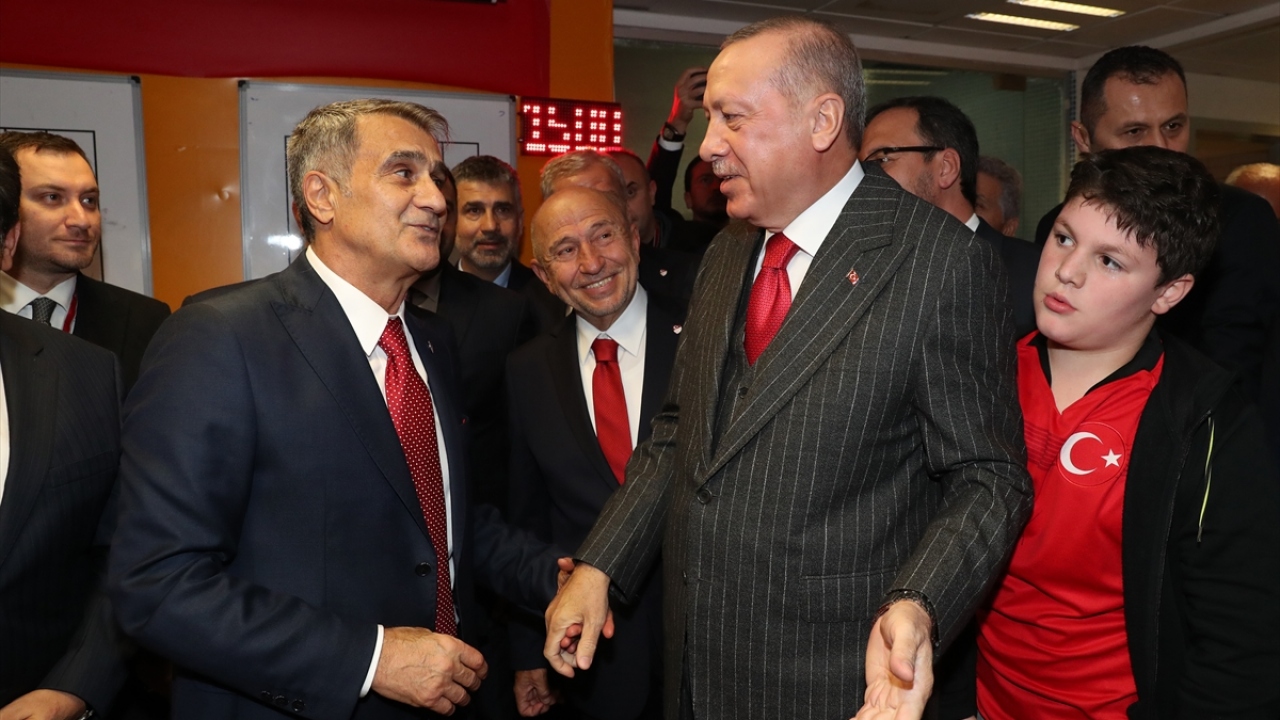 Cumhurbaşkanı Erdoğan`ı A Milli Takım Teknik Direktörü Şenol Güneş karşıladı.