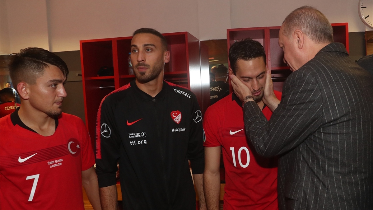 Cumhurbaşkanı Erdoğan, 2020 UEFA Avrupa Futbol Şampiyonası Elemeleri maçında, İzlanda ile berabere kalarak şampiyonaya gitmeyi garantileyen A Milli Futbol Takımını tebrik etti.