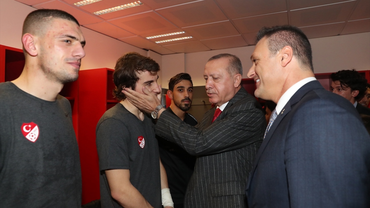 Bu arada Cumhurbaşkanı Recep Tayyip Erdoğan, maç bitiminde A Milli Takımın soyunma odasına inerek, oyuncuları ve teknik heyeti kutladı.