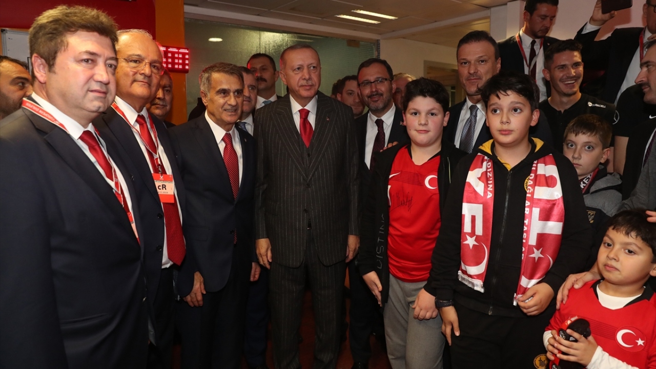 Cumhurbaşkanı Erdoğan, "Başta Şenol Hocamızı ve teknik kadroyu kutluyorum. Sporcularımızı kutluyorum" dedi.