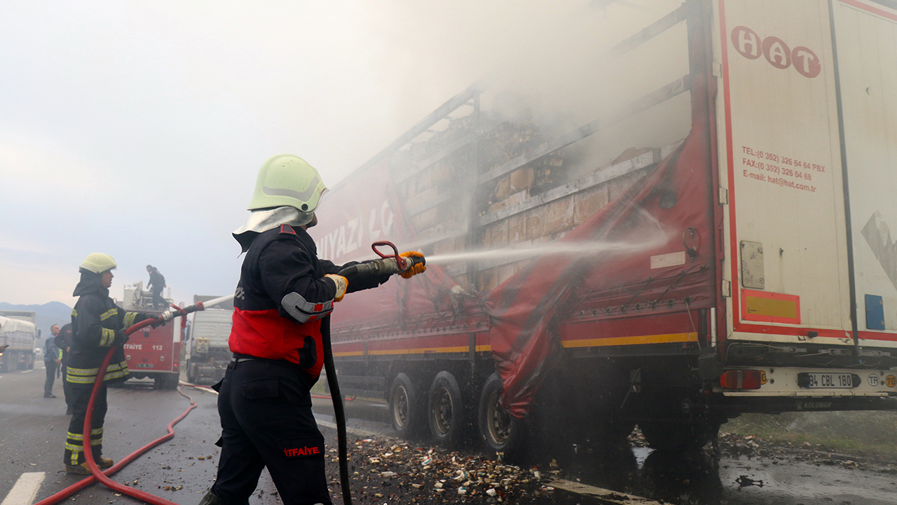 Osman Türkmen idaresindeki 06 BJB 812 plakalı tıbbi ilaç yüklü tır, otoyolun Ankara yönü Kaynaşlı Sarıçökek mevkisinde dorse kısmından alev almaya başladı.