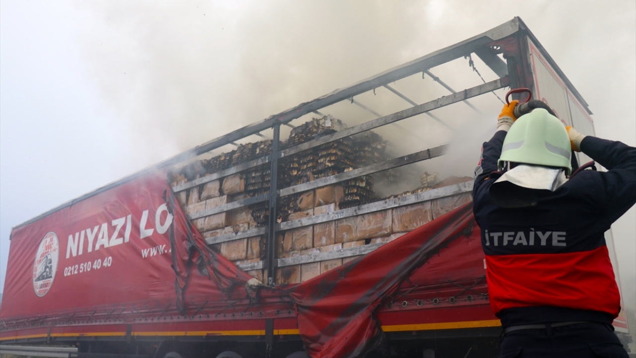 Yangını fark eden sürücü, tırı emniyet şeridine çekerek durumu itfaiye ekiplerine bildirdi. 