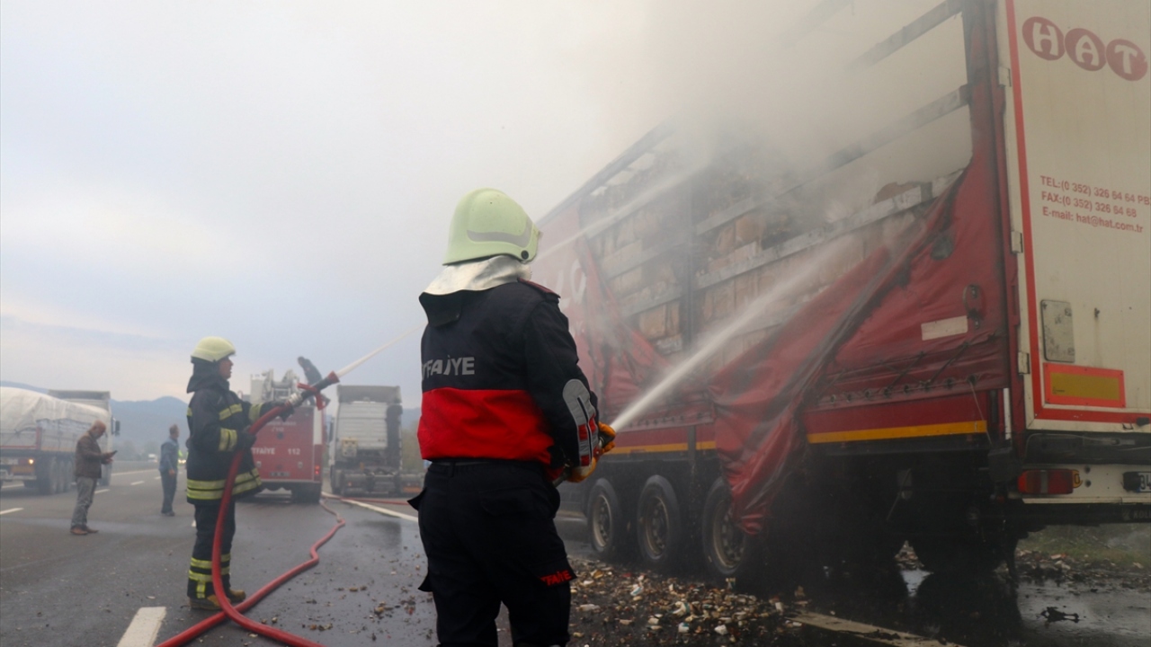 İtfaiye ekipleri yangını söndürürken, AFAD yetkilileri de olay yerinde kimyasal sızıntı şüphesiyle ölçüm yaptı.