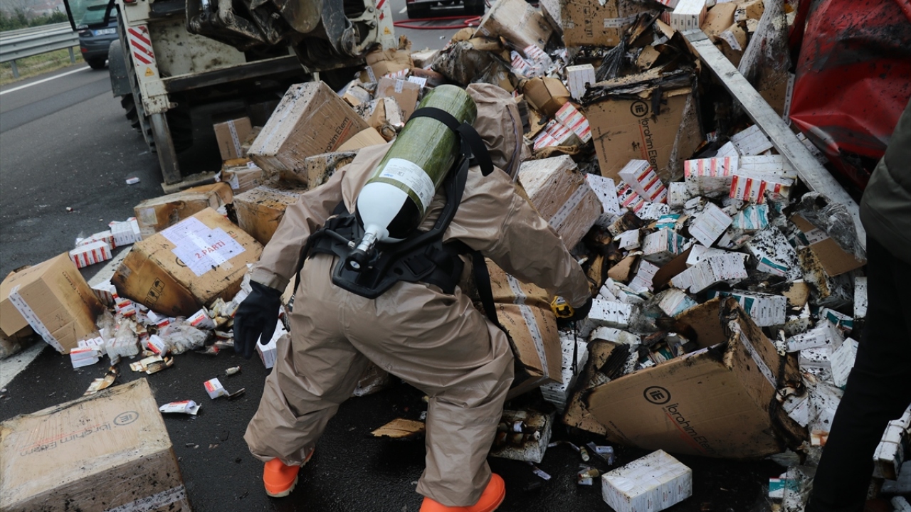 Yangın nedeniyle trafik bir süre tek şeritten sağlandı.