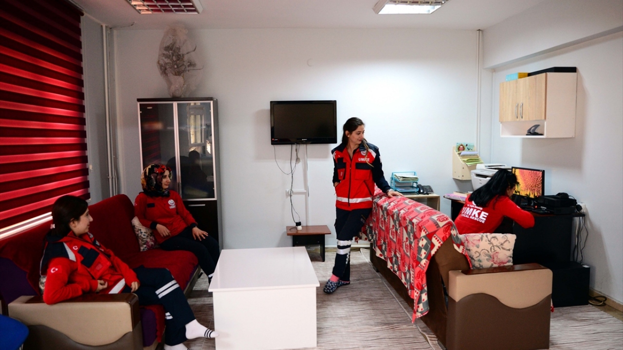 Mesleki gelişim eğitimi alan ve son teknolojiyle donatılan araçlarla yaralıların hastanelere naklini sağlayan kadın gönüllüler, kar, tipi, yağmur gibi zorlu doğa koşullarına rağmen görevlerini özveriyle yapıyor. 