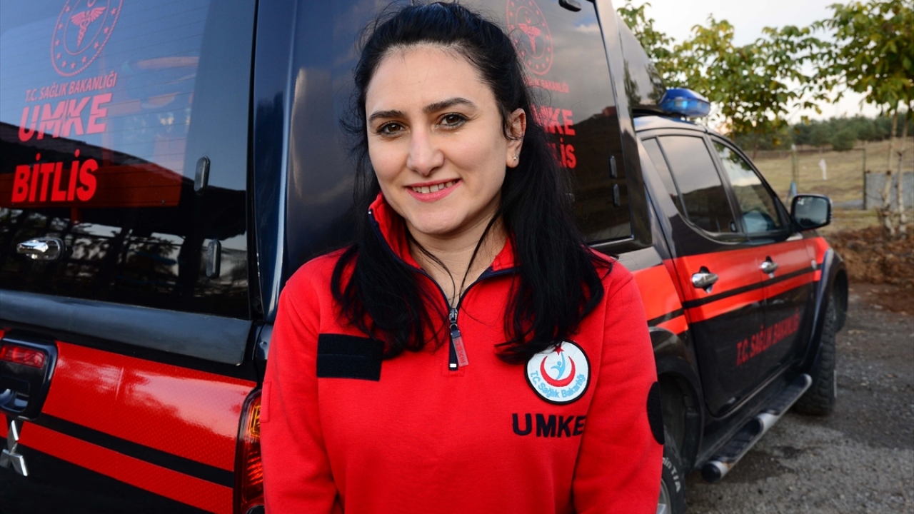 15 yıldır acil tıp teknisyeni olarak görev yapan Ayşe Kolukısa ise hastane ve 112 de çalışırken UMKE`nin zorlu görevlerini gördüğünü ve eğitim almaya karar verdiğini ifade etti.