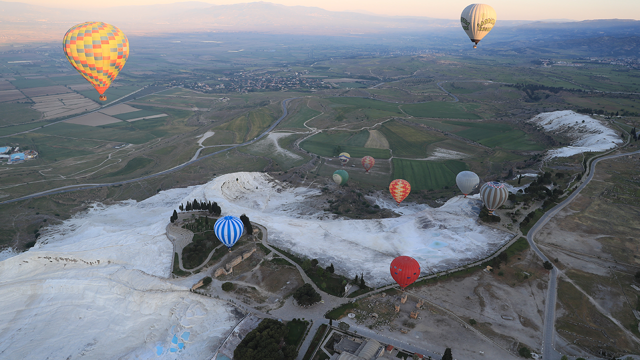 UNESCO Dünya Miras Listesi`ndeki Pamukkale`de 2015 yılında başlayan sıcak hava balon turlarına ilgi her geçen gün artıyor.