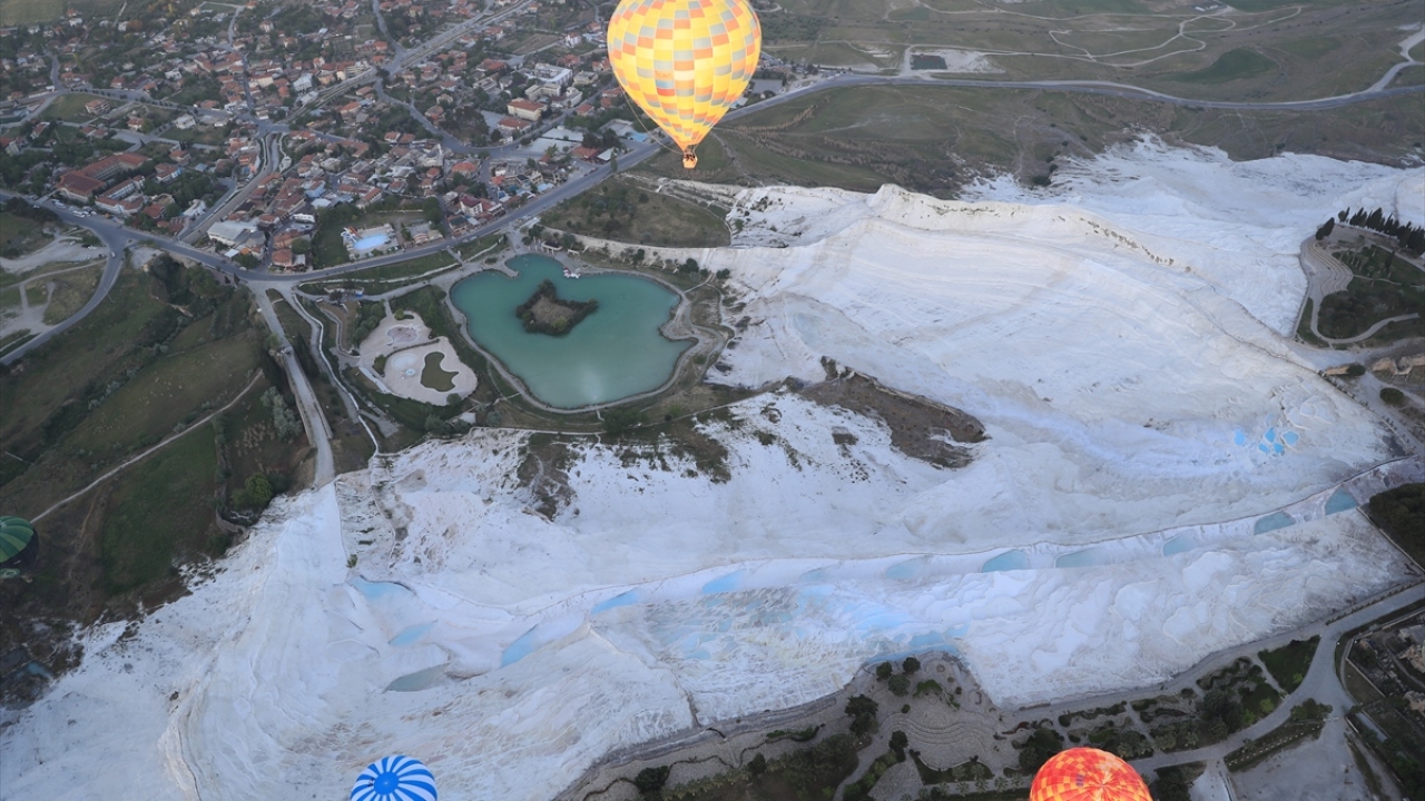 Beyaz cennet üzerinde hava şartlarına göre günde 3-5 sefer gerçekleştirilen balon turuna dünyanın dört bir tarafından gelen yabancı turistler daha fazla ilgi gösteriyor. 