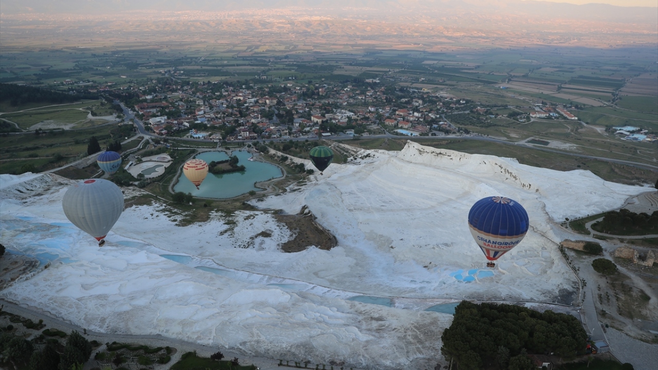 Pamukkale`yi havadan görmek isteyenlerin balon ve yamaç paraşütüne yöneldiğini anlatan Köseoğlu, "Kapadokya`dan sonra en fazla balon turunun Denizli`de gerçekleştirilmesi sevindirici." diye konuştu. 