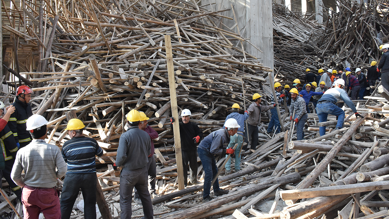 Dün 15.42`de meydana gelen olay sonrası zemine uzun ve kalın ebatta çok sayıda tahta düştü. 