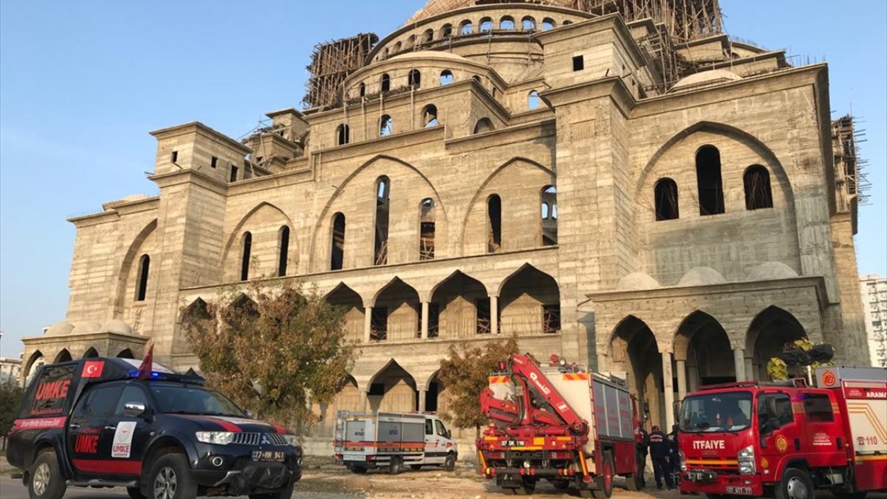 AFAD, itfaiye ve arama kurtarma ekipleri tarafından başlatılan arama çalışmaları kesintisiz devam ederken, bir yandan da tahtalar çıkarılıyor.