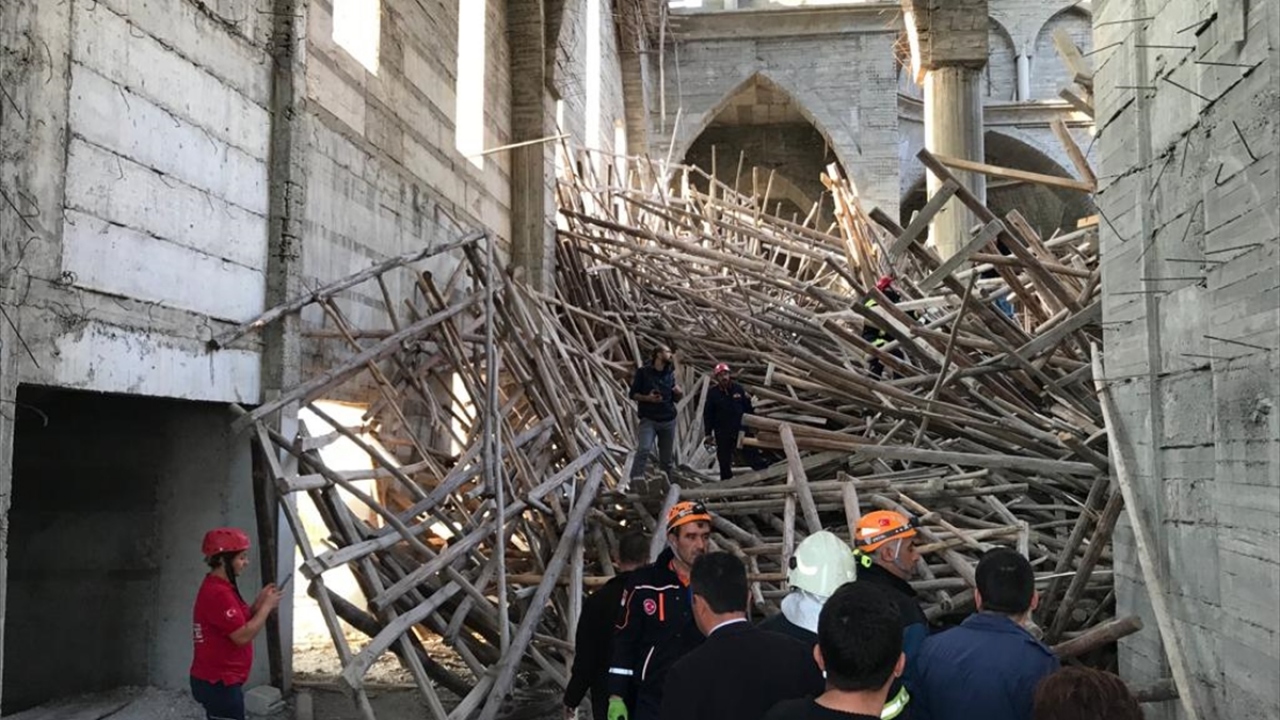 Ekipler iş makineleri ve testerelerle uzun tahtaları keserek taşınmaya uygun hale getiriyor. 