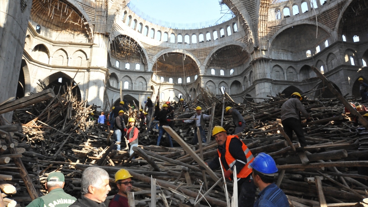 Daha sonra ise tahtalar elden ele verilerek içeriden çıkarılarak, kamyonlara yükleniyor.