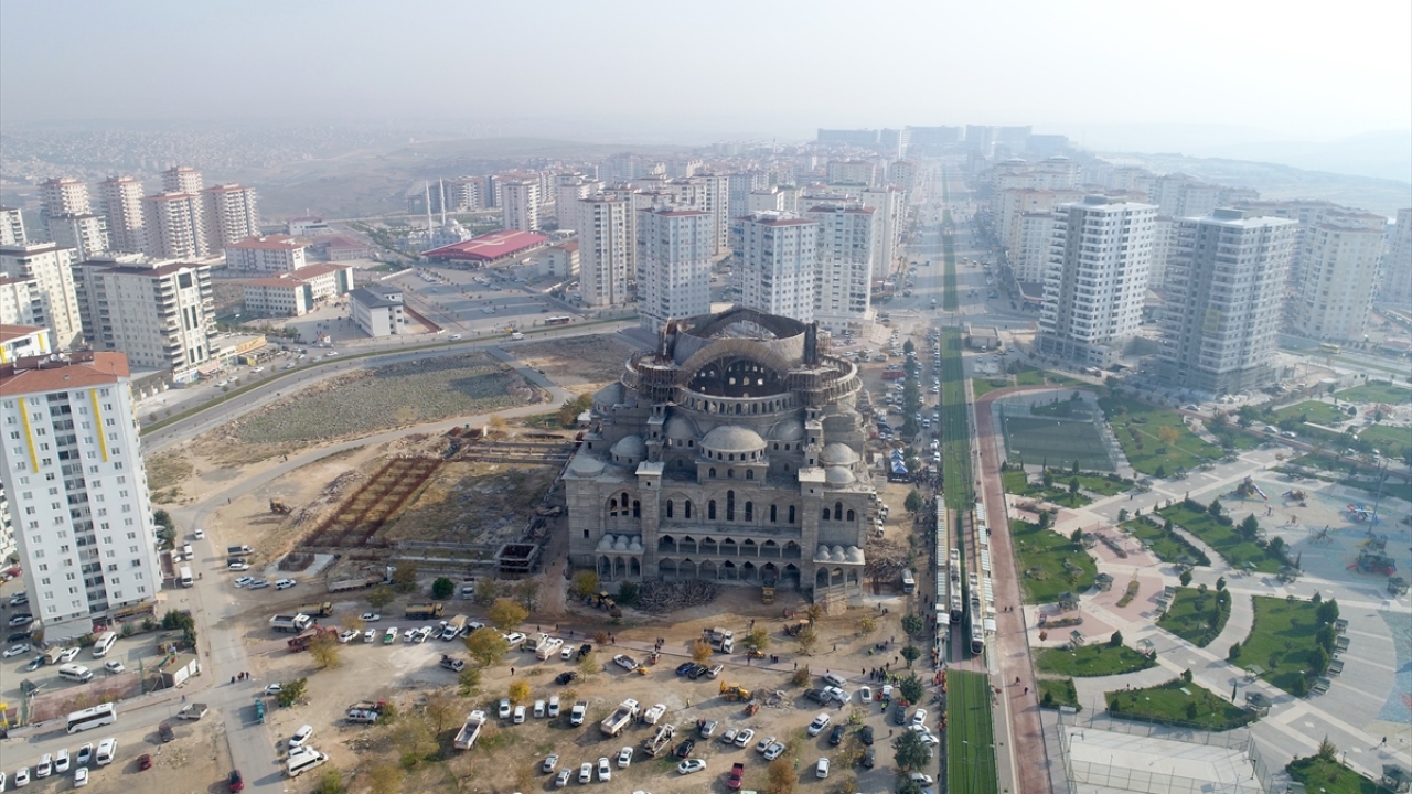 Aralarında AFAD, UMKE, inşaat işçisi, AKUT ve kentteki itfaiye personellerinin bulunduğu yaklaşık 250 kişilik ekibin yürüttüğü çalışmalara, arama kurtarma köpekleri, termal kameralar ve dronelerle de destek veriliyor.  