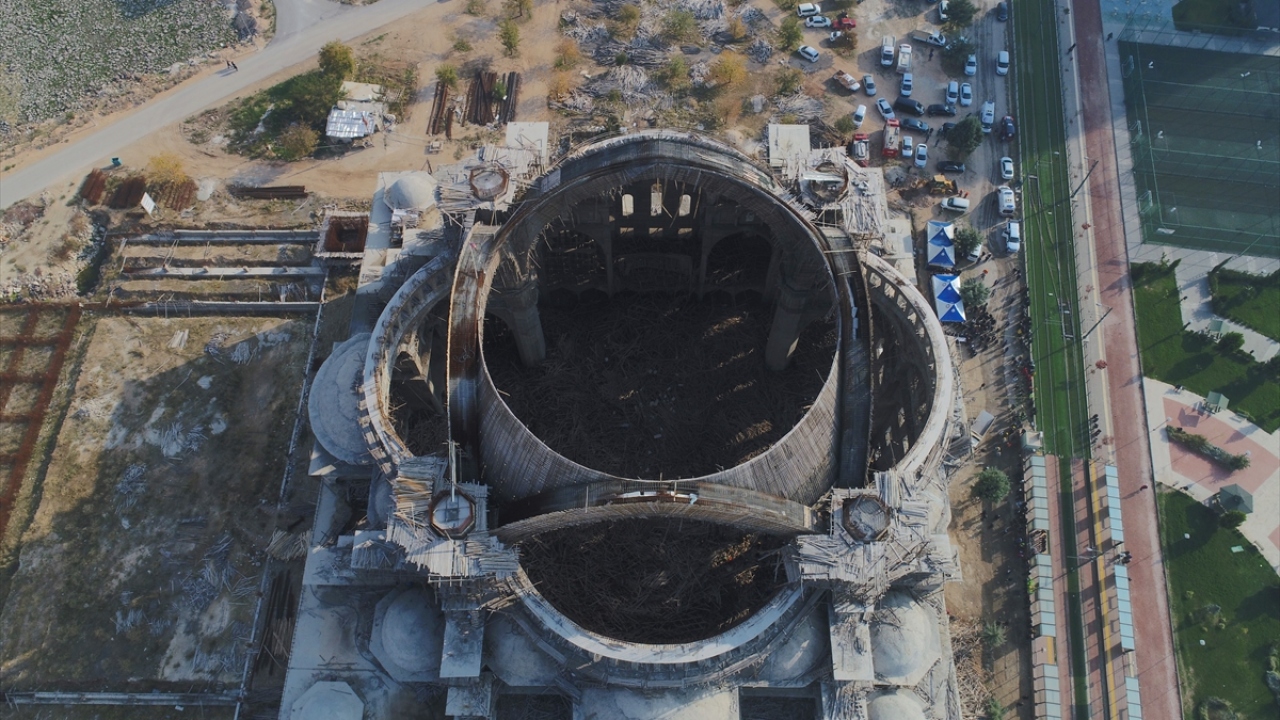 Bu arada, inşaat içerisindeki farklı bir iskelenin de yıkılma tehlikesi bulunması nedeniyle bölgede tedbir alındı.