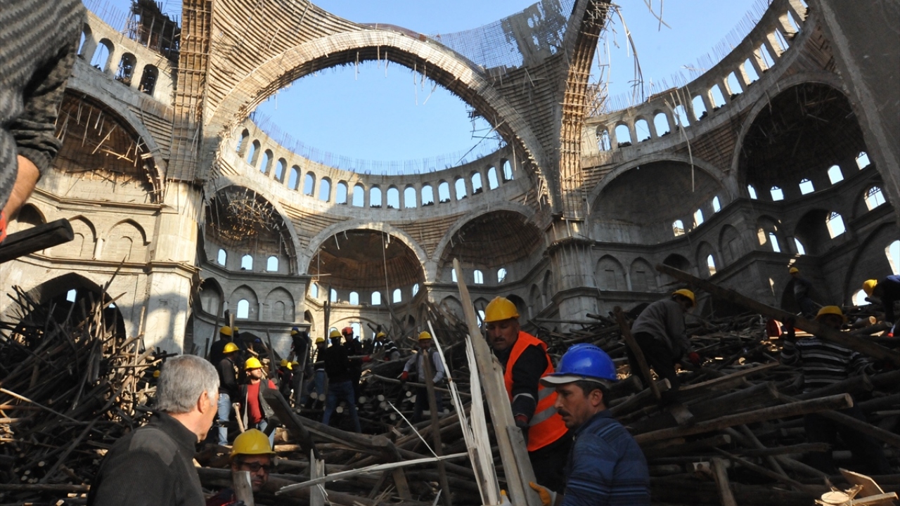 Bu arada, caminin kubbe bölümünde başlatılması planlanan çalışmalar öncesi yapılan inceleme sırasında olayın meydana geldiği öğrenildi.