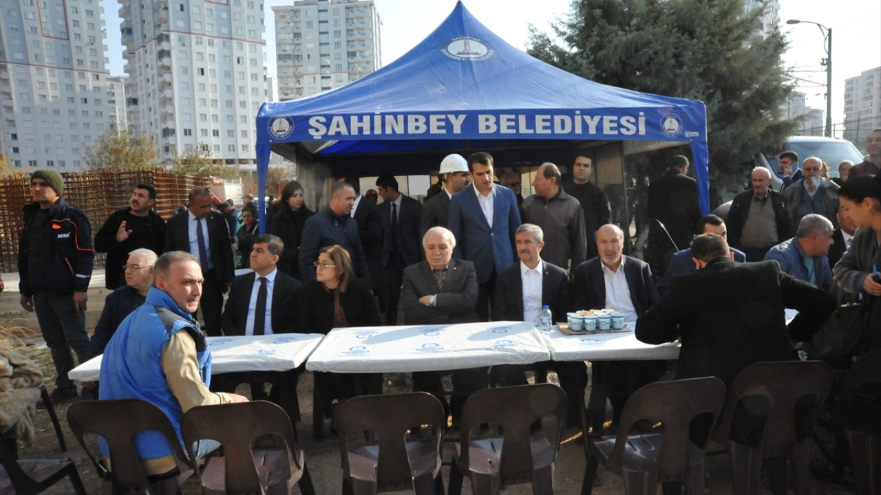 Olay yerine gelen Vali Davut Gül, Gaziantep Büyükşehir Belediye Başkanı Fatma Şahin, Şahinbey Belediye Başkanı Mehmet Tahmazoğlu ile Şehitkamil Belediye Başkanı Rıdvan Fadıloğlu da Küçükcan`ın ailesiyle görüştü.