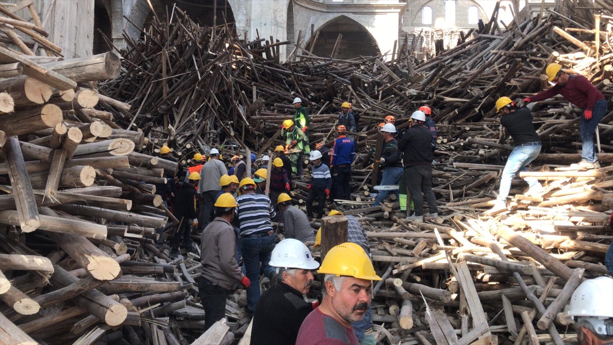Arkadaşıyla inşaatın kapısını kırarak içeri girdiklerini ve yardım edebilmek için seslendiklerini anlatan Kurt, bu sırada Korkut Küçükcan olduğunu düşündükleri bir kişiyi gördüklerini ifade etti.