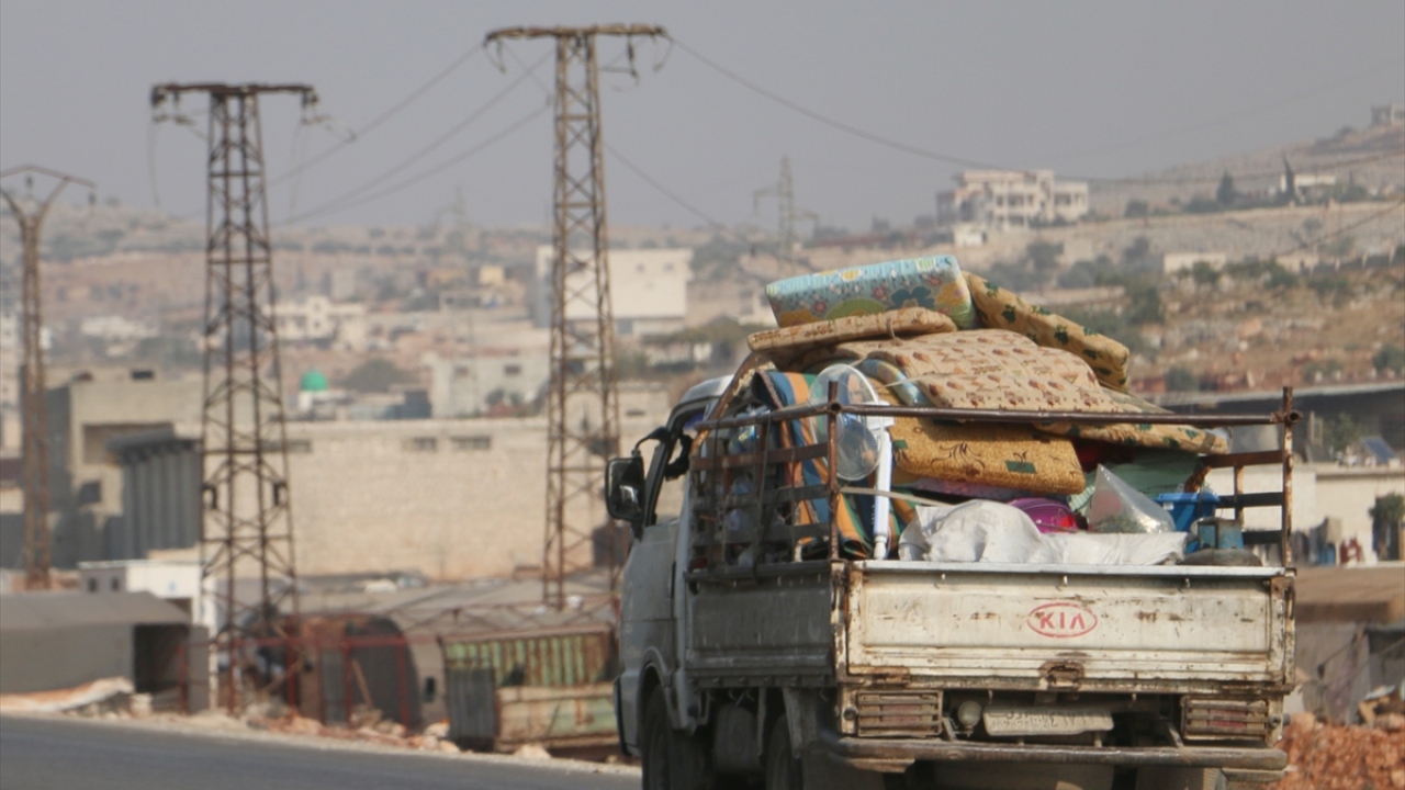 Ekim ayının son 14 gününde Esed ve Rusya`nın hava ve kara saldırılarını yoğunlaştırdığı belirtilirken, bu nedenle yaklaşık 40 bin sivilin yerinden edildiği ifade edildi. 