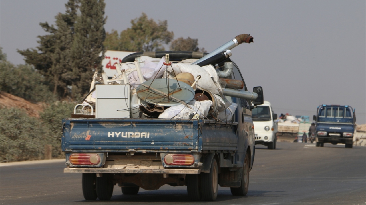 Saldırıların yoğun olduğu yerlerden, nispeten sakin yerlere ve özellikle Türkiye sınırı yakınına göç edenlerin sayısı ise son bir yılda 1 milyonu aştı. 