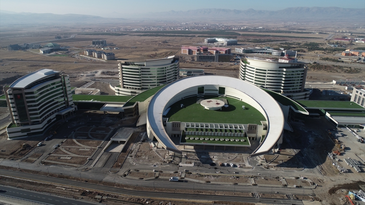 İl Sağlık Müdürlü Gürsel Bedir, şehir hastanesi incelemesinde gazetecilere yaptığı açıklamada, hastanenin tüm bölgeye hitap edeceğini söyledi.